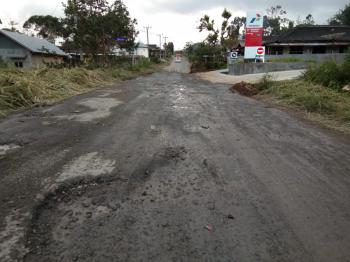Bahayakan Pengendara, Jalan Provinsi Lintas Balikbukit-Sukau Hancur Bak Kubangan Kerbau